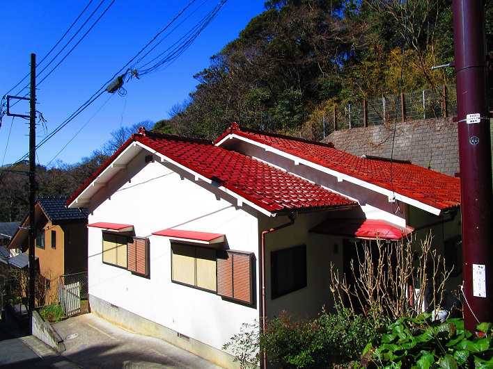 南向き傾斜のひな壇に建つ平屋。陽当りはとても良いです。
