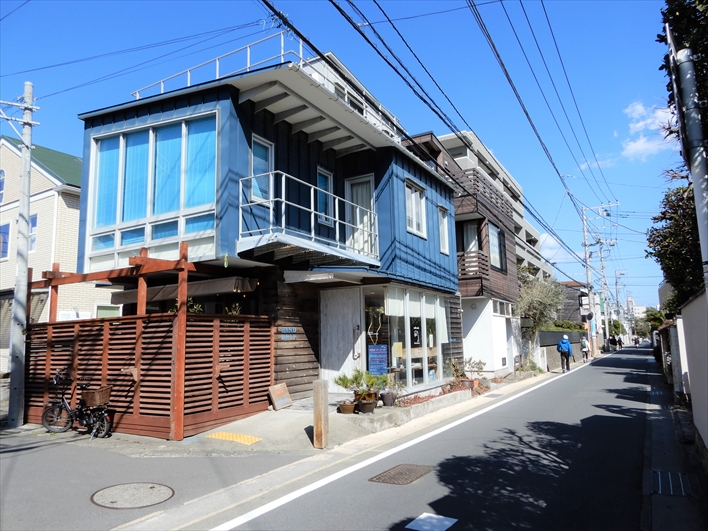 「シンボルロード」を通ったことがあるならわかる？！海辺の街にぴったりなブルーの外観