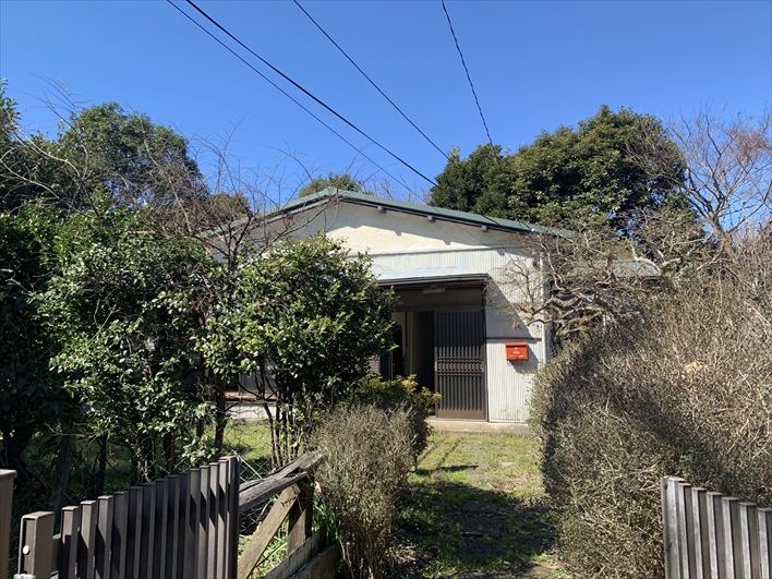 門扉からお庭を抜けて、赤いポストが可愛い平屋へ
