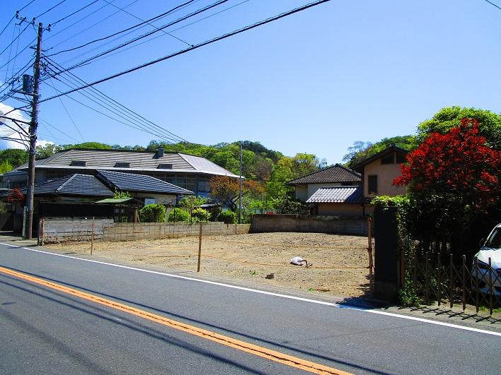 古都鎌倉らしい情緒のある二階堂。バス通り沿いに2区画の土地です。