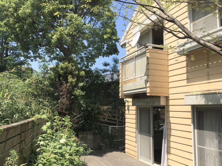 北欧のような、西海岸のような愛嬌のある建物。白く塗っても無垢材にしてもよし。