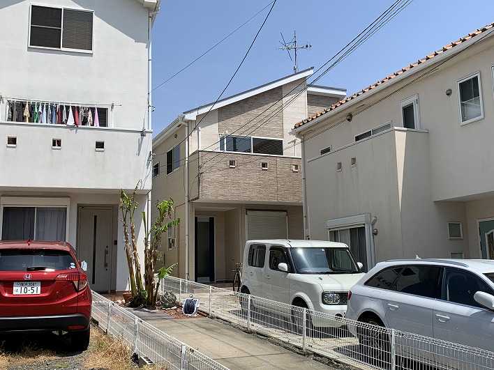 クルマは詰めると3台は駐車可能です。