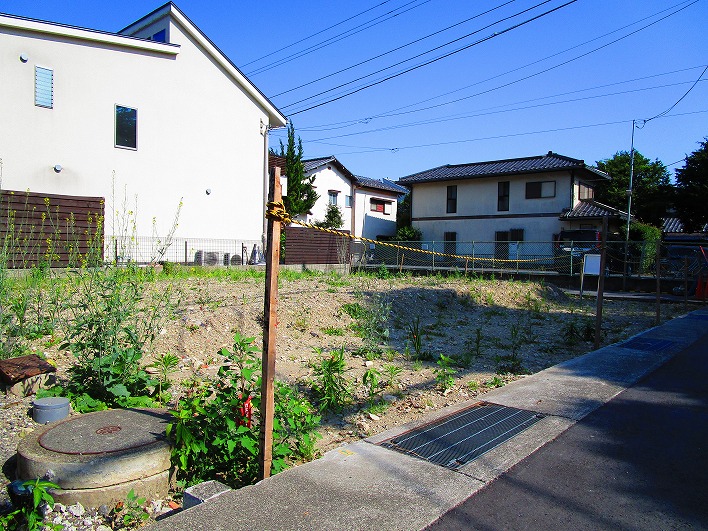 西御門（にしみかど）。寺社や学校の集まる一帯の一角の土地です。