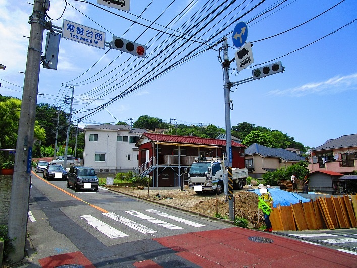 常盤台西の交差点に隣接する場所に2区画の土地が出ています。