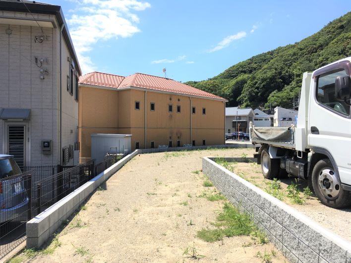 旗竿地なので、駐車場がたっぷりとれます。視線の先にある空も気持ちいい！