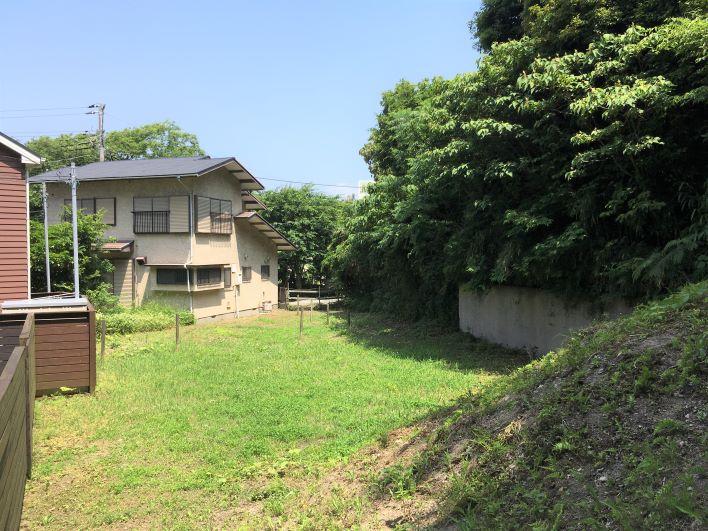 奥行のある土地形状で、こんもりしたマウンドが面白い。