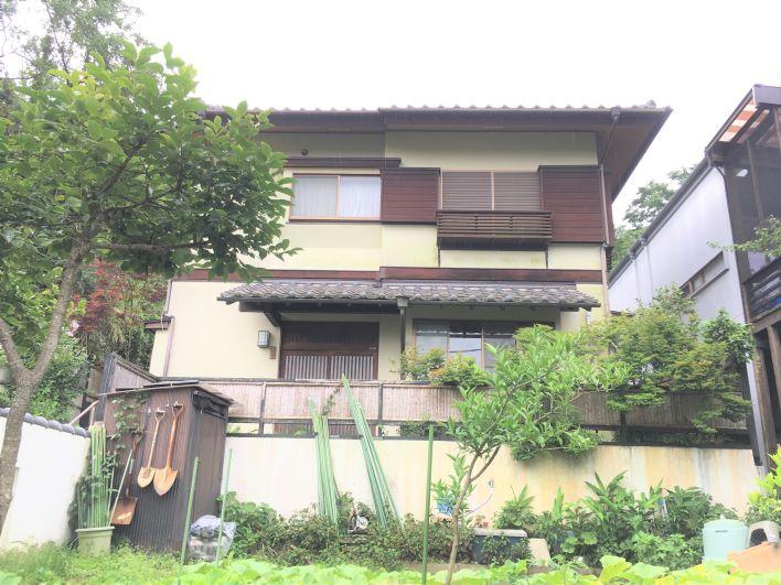 手前に畑。奥に家。軒の深い意匠が印象的です。