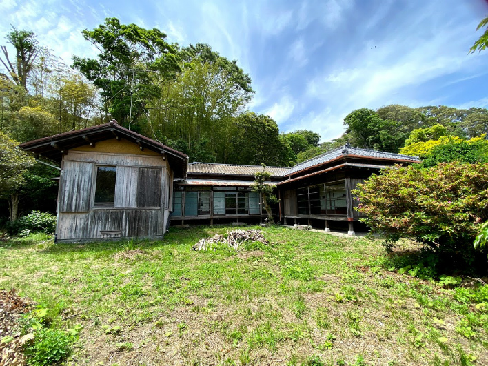 頭上に広がる空の下、賑やかな樹木たちと肩を並べる平屋。屋根が近いってなんだか安心する。