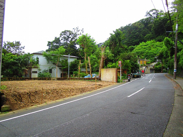 長谷から極楽寺に抜ける道。まさに坂ノ下に位置する今回の土地。