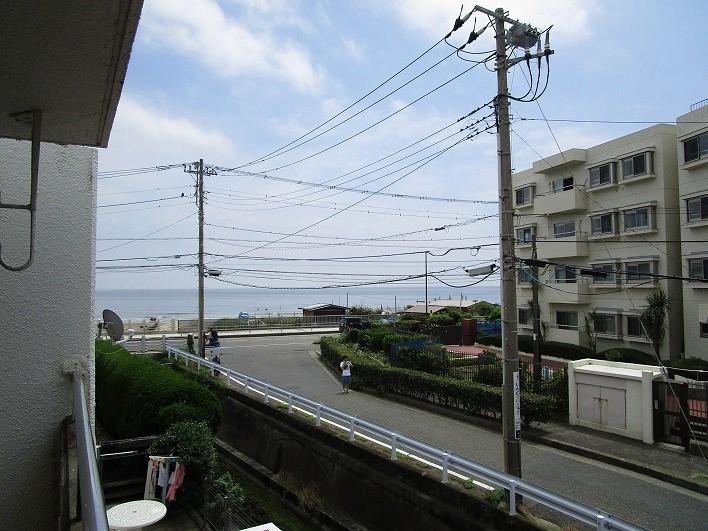 2階バルコニーから見えてるのは由比ヶ浜。近っ！
