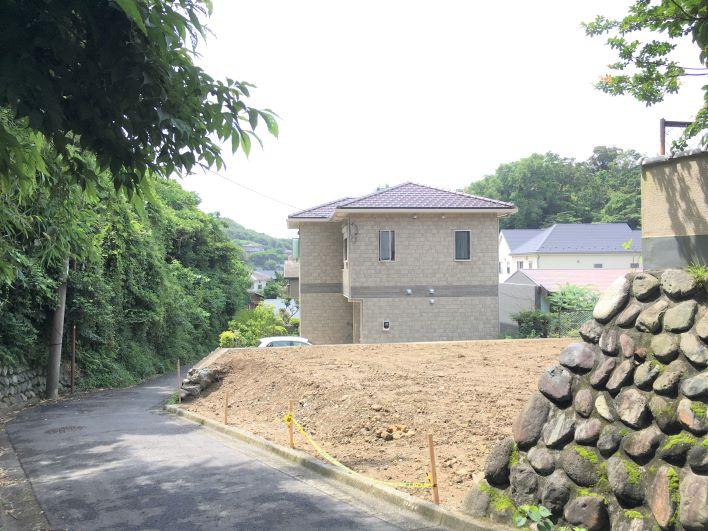 山に囲われつつも南方向の抜け感が心地より立地です。