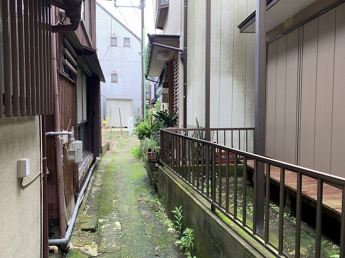 右手に見える柵の内側が本物件です