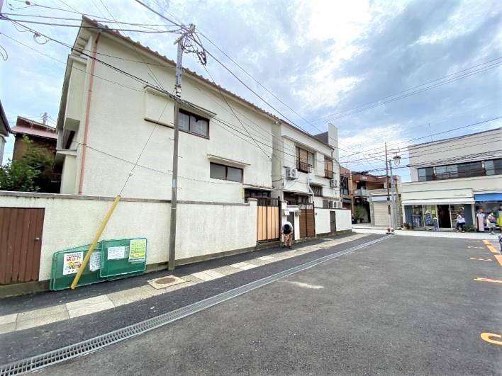 写真左側の2階建建物が今回募集の物件。