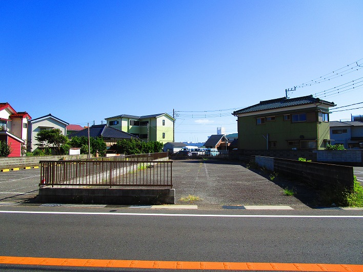 縦に長い広めの土地。佐島マリーナ入口交差点のスグ近くです。