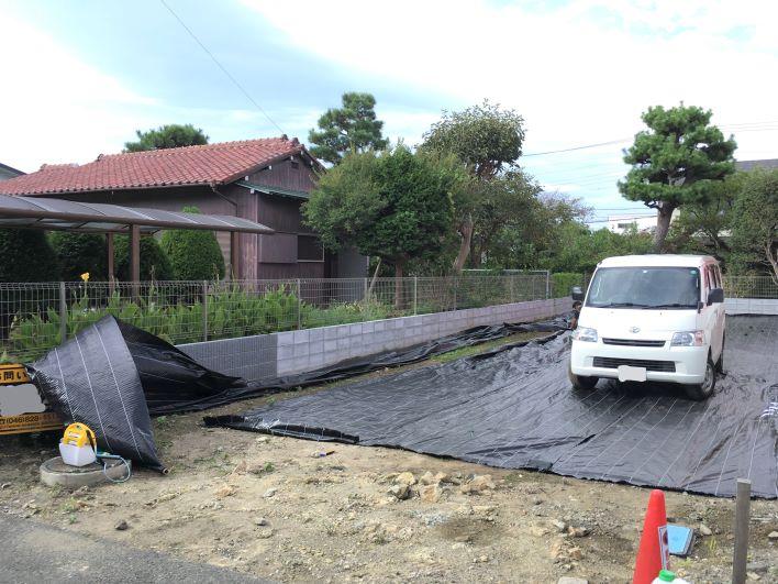 周囲は大きなお庭に囲われていて開放的です。日当たりと風通しのよい土地です。
