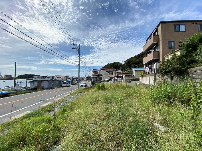 海は道路挟んで目の前です
