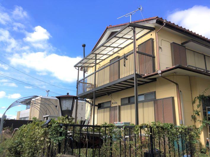 青い空に元気のでる黄色い建物。庭が広く開放的です。