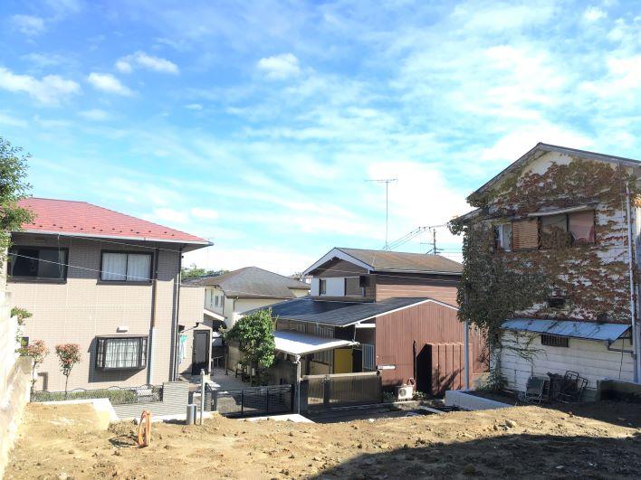 道路から2ｍ程度高台になっており、東方向は開放的。