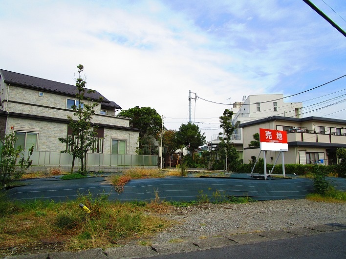 この広い土地を2分割して販売しています。