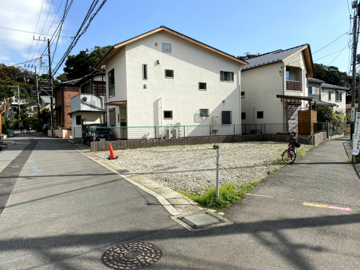 三角っぽい形の土地。角地で日当たりもよし子です。