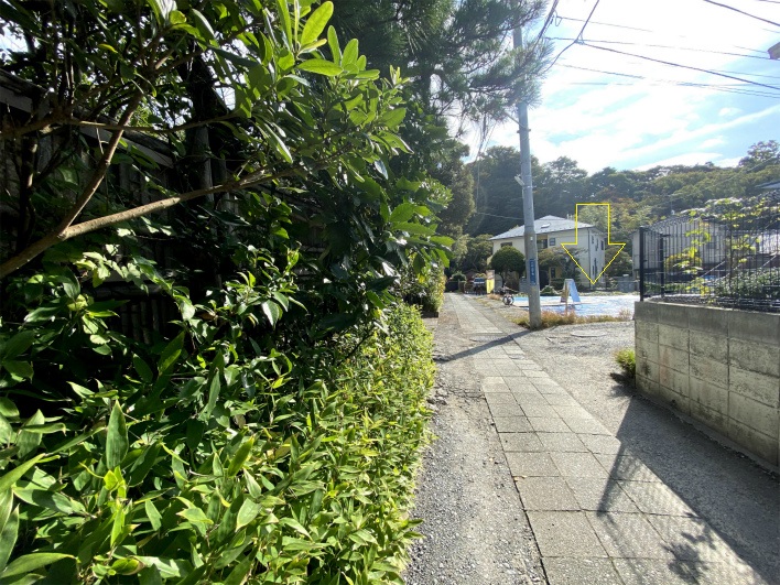 裏小町の、石畳の小径を抜けた先にある本物件。