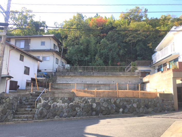 山をバックに高台になっている土地。道路幅も6ｍ超とアクセス良好です。