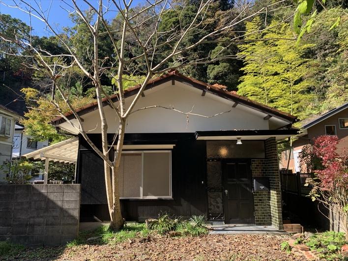 鎌倉の山あいの平屋。可愛らしい佇まいです。