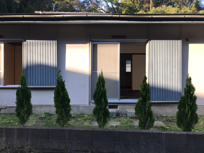 庭の植栽もお家もサイズ感がとにかく可愛い。cuteな平屋。