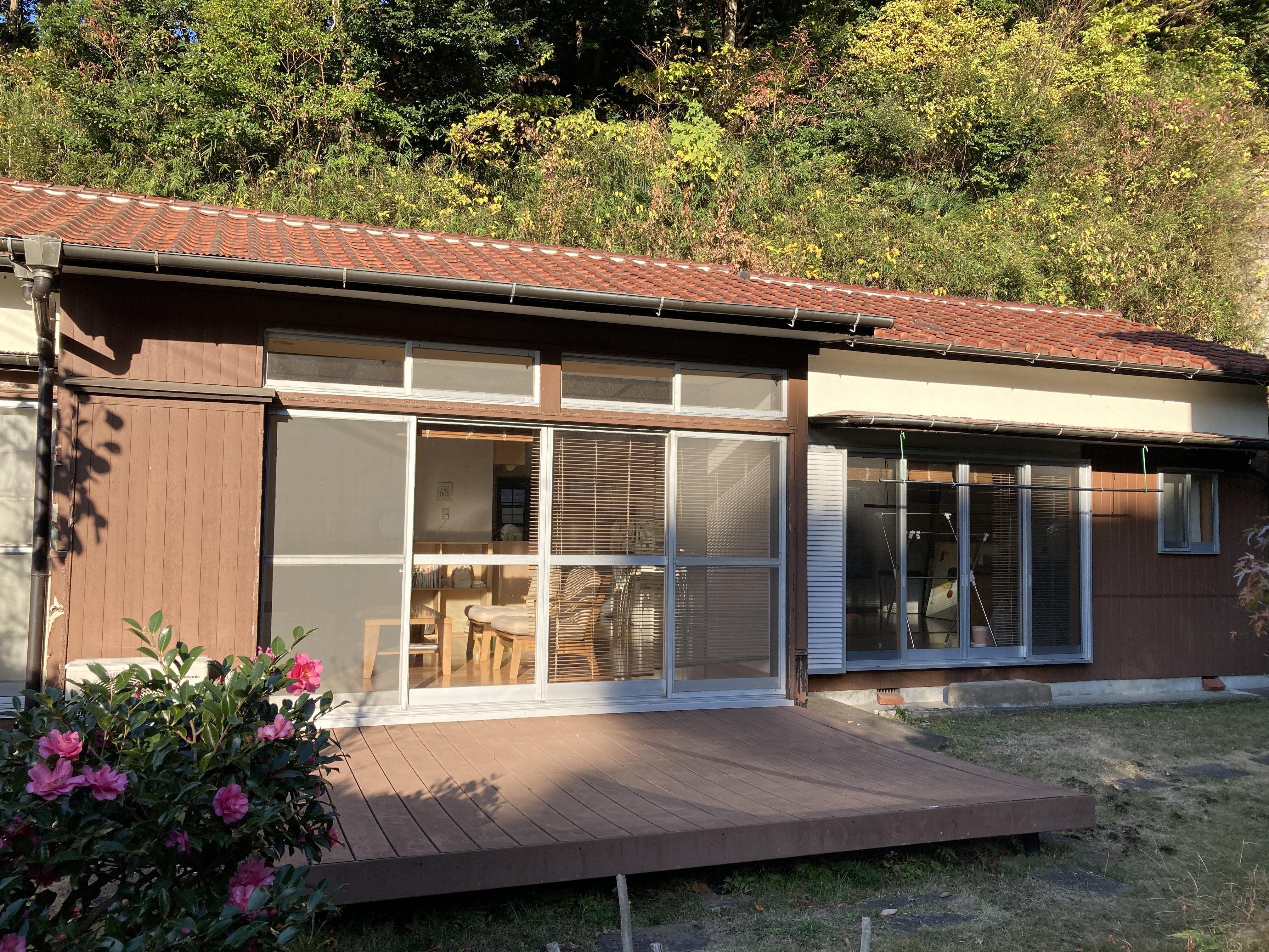 木々に囲まれた高台にある平屋なので、居心地がよい。