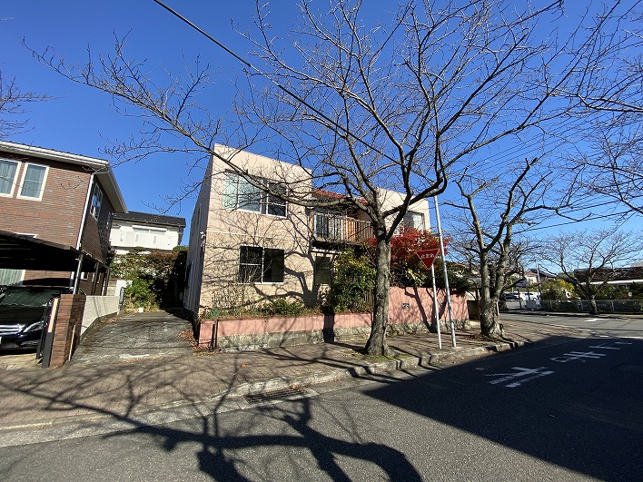 角地だけに建てづまった感じが一切ありませんね。