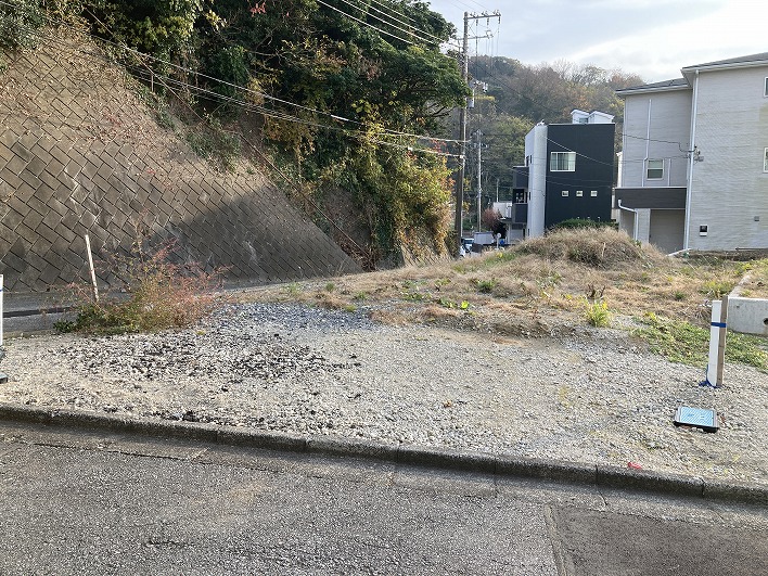 3区画の売地のうちラスト！コンパクトな角地。お昼くらいから陽がしっかり当たる。