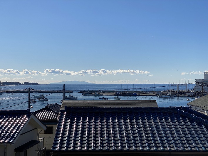 佐島の漁港越しに見る海。小型船が停泊してる様子もいいんです。