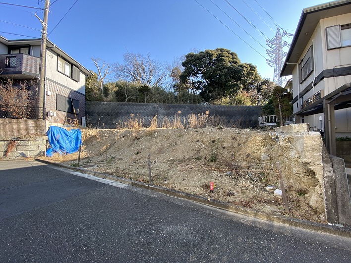 地下ガレージを作るにはちょうどいい道路との高低差です。