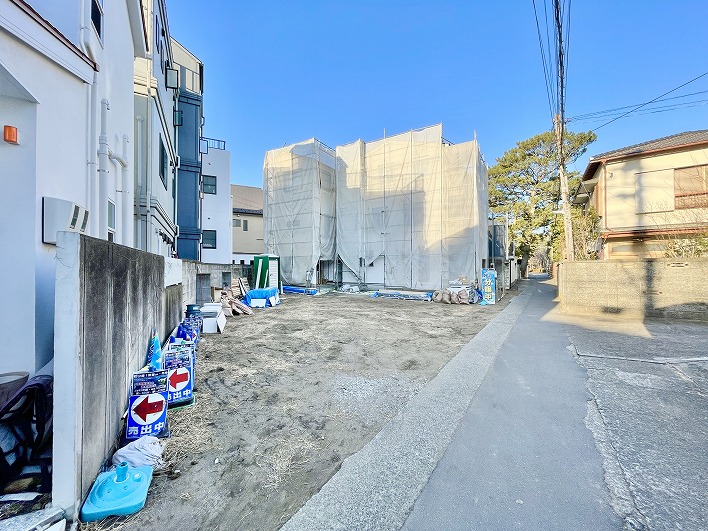 風情ある松がのこる小道。海街の散歩を楽しもう。