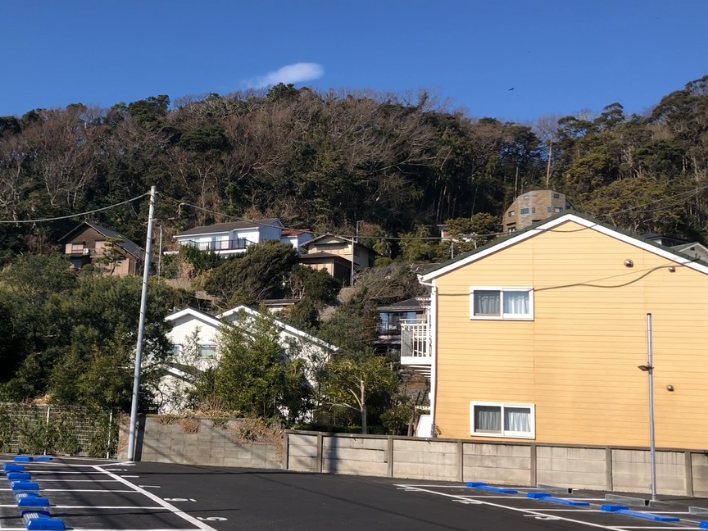 裏を見上げると山と緑に包み込まれるような安心感。マイナスイオン浴びちゃってください！