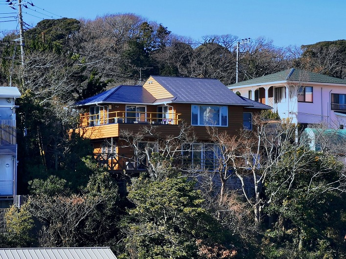 高台にある二階建てログハウス。天気の良い日は、テラスから広範囲に景色を楽しめる！