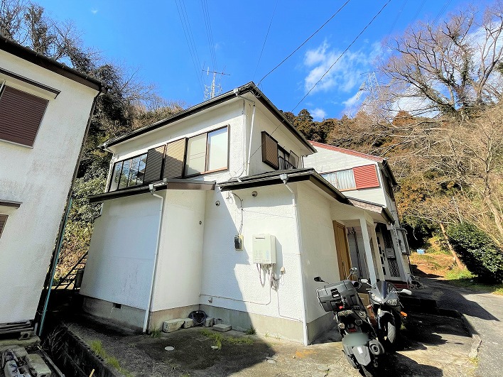 山に囲まれた隠れアトリエといった風情。
