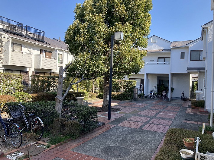お手入れが行き届いている、マンション敷地内の中庭。