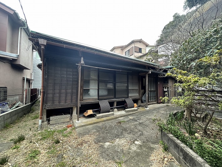 見るからに古民家！場所は小坪４丁目の漁師町です。