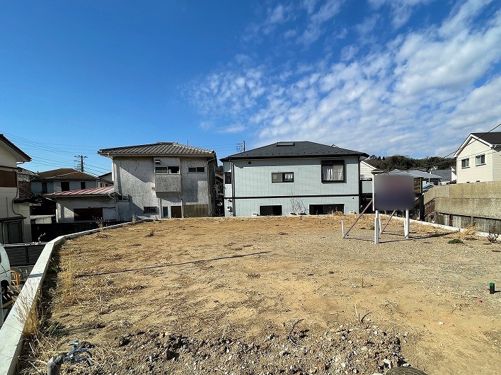 池田通り商店街から鎌倉方面に300ｍ程進んだところ。