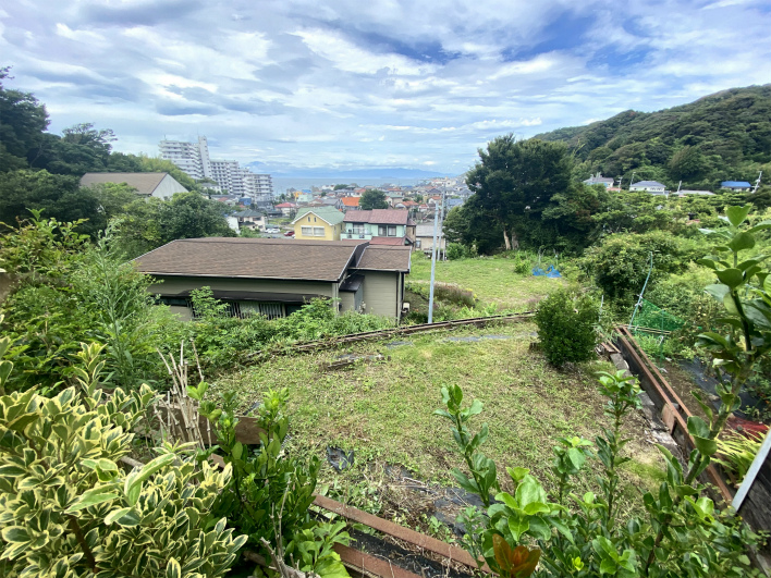 庭から畑と海、富士山、江ノ島を眺める。海だけじゃなく緑も美しい！