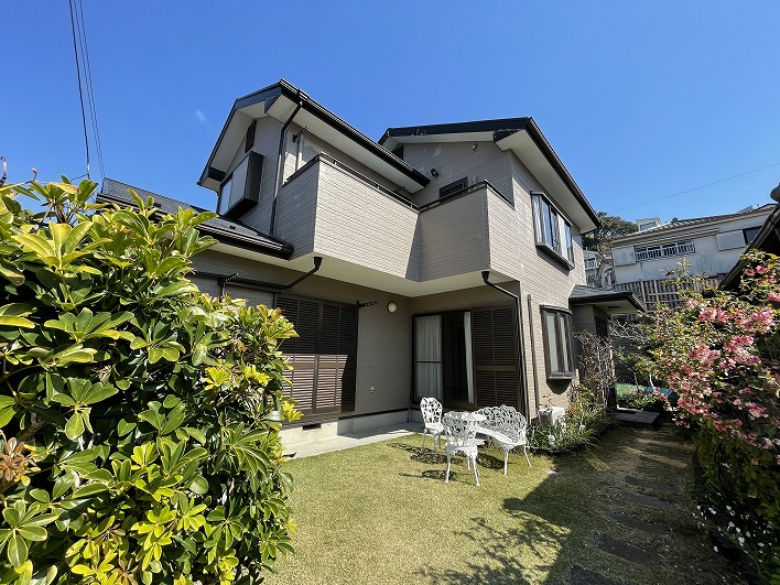 陽当たりのよい広いお庭つきの戸建てです。