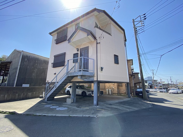 敷地はコーナー上になっていて解放感あります