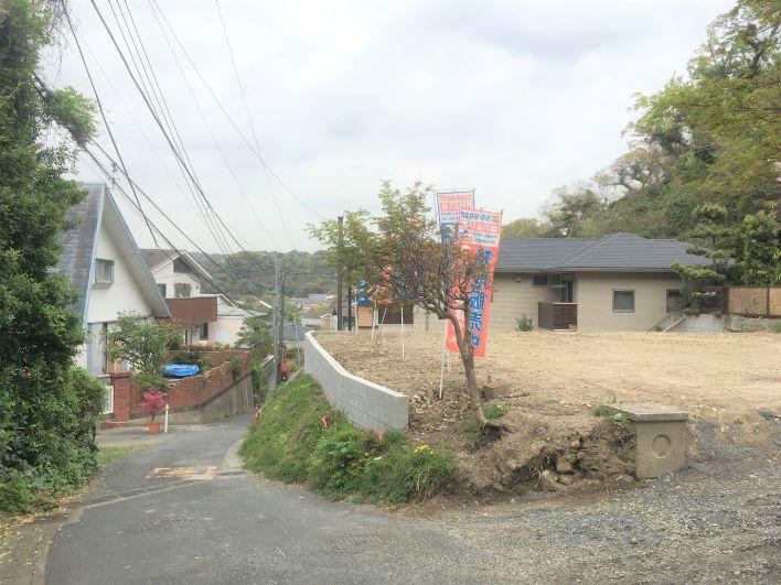 道路から一段あがった高台の土地。