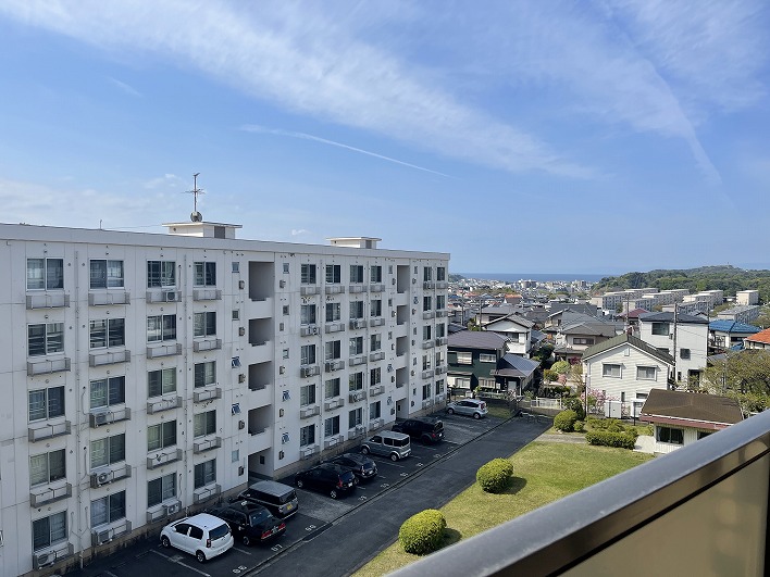 最上階。陽あたりのよいベランダからは海が。