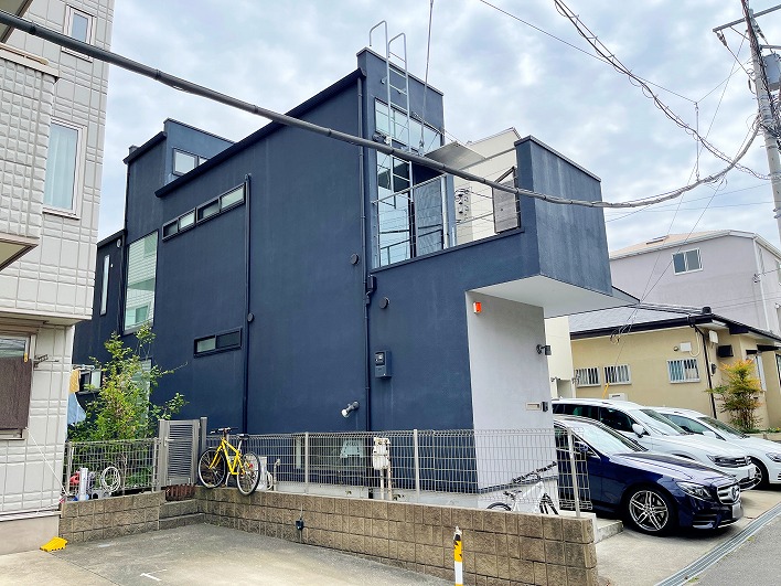 グレーのシックな外観。海街に住む逗子都民らしい邸宅。