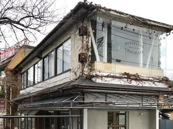 ガラス張りの2階が目を引く建物