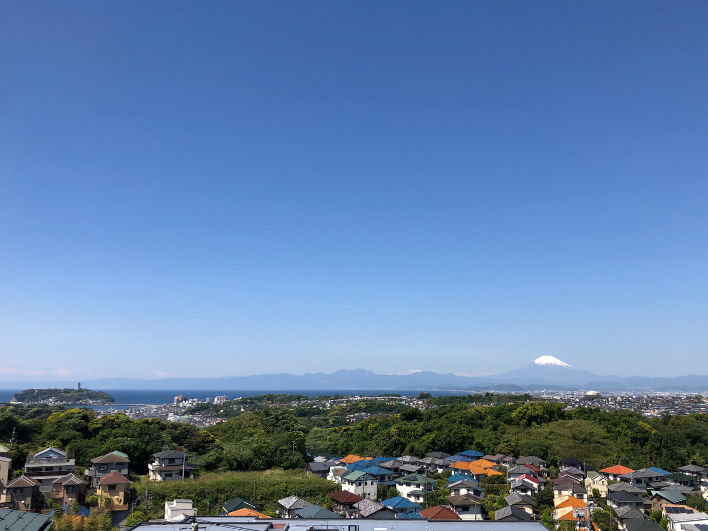 鎌倉山山頂からは江ノ島が丸ごと見下ろせます。相模湾の水平線も広い。