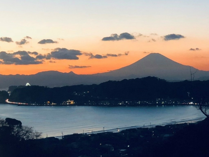 マジックアワー。オレンジ色に染まる幻想的なグラデーションは、美しいのひとこと。※眺望の写真はバルコニーから撮影