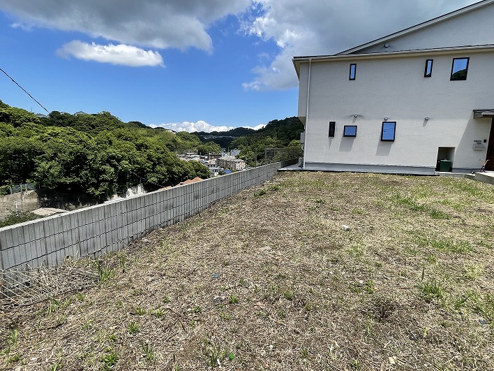 葉山の山々を遠くまで見渡せます。
